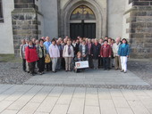 Reisegruppe vor der Thesentür  der Schlosskirche in Wittenberg