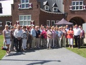 Reisegruppe vor dem Eingang zum Schloss in Doorn bei 33 Grad im Schatten