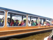 Grachtenfahrt in Giethoorn bei herrlichem Wetter