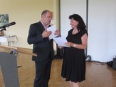 Bürgermeister Thomas Möller gratuliert und übergibt eine Spende