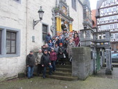 Reisegruppe vor dem Historischen Rathaus in Hann. Münden