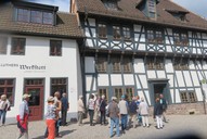 Die Reisegruppe am 11. Mai vor Luthers Wohnhaus und Werkstatt.