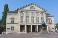 Den 12. Mai verbringt die Reisegruppe in Weimar, hier vor dem Deutschen Nationaltheater mit Goethe und Schiller.
