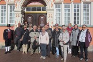 Reisegruppe mit dem Stadtführer vor dem Bürgermeister-Hintze Haus