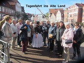 Reisegruppe mit Stadtführerin in Festtracht im Stader Hansehafen am 29.09.2018