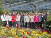 Die Kulturfreunde genießen die Natur und Blütenpracht hier vor den Schaugewächshäusern.