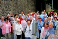 Reisegruppe an der Stadtmauer von Bad Neustadt beim Altstadtspaziergang