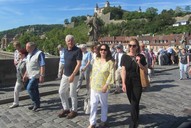 Reisegruppe mit Reiseleiter beim Gang über die Mainbrücke am 01. Juni 2019