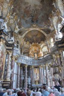 Reisegruppe in der Hofkirche des Würzburger Residenzschlosses.