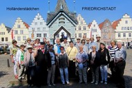 Reisegrupe mit Gästeführer am Rande des Marktplatzes in Friedrichstadt am 23. 06.2019