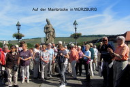 Reisegruppe auf der Mainbrücke in Würzburg