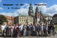 Reisegruppe auf dem Wawel Hügel in Krakau vor dem Königsschloss 