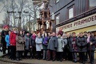 Reisegruppe vor der Weihnachtspyramide in Seiffen