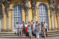 Am 8. Aug.2020 macht der Verein einen Ausflug nach Potsdam. Hier eine Halbgruppe in Sanssouci .