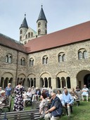Kulturfreunde im  Kloster Unsere lieben Frauen  in Magdeburg .