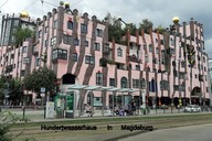  Das Hundertwasserhaus in Magdeburg .