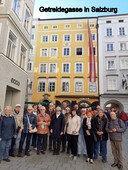 Die Reisegruppe vor Mozarts Geburtshaus in der Getreidegasse in Salzburg