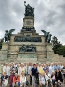 die-reisegruppe-vor-dem-niederwalddenkmal-hoch-u-ber-dem-rhein.jpg