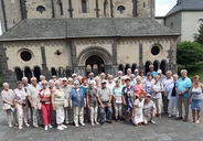 die-reisegruppe-vor-der-klosterkirche.jpg